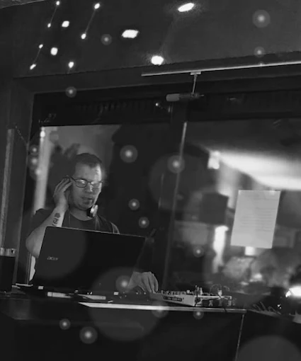 DJ Steff mit Mischpult bei Event in Südwestpfalz